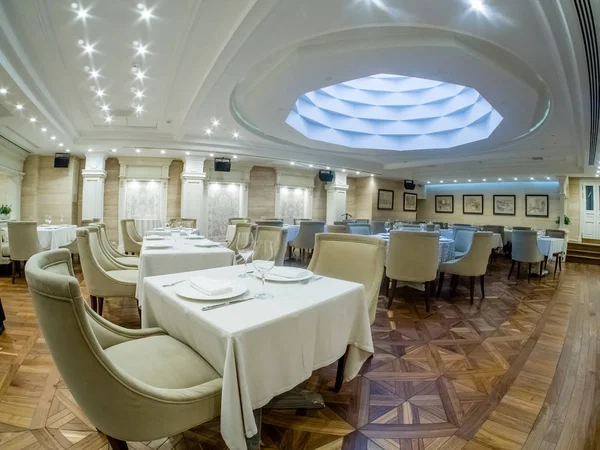 MOSCÚ, RUSIA - 31 DE MAYO DE 2017: Interior del lujoso restaurante Aragvi en Moscú, Rusia el 31 de mayo de 2017. El restaurante fue fundado en 1930 por el ministro de la URSS NKVD Lavrentiy Beria. Ahora tiene 9 salas — Foto de Stock