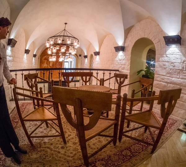 MOSCOW, RÚSSIA - 31 de maio de 2017: Mezanino com mesa de madeira e cadeiras triangulares no restaurante Aragvi em Moscou, Rússia, em 31 de maio de 2017. Restaurante foi fundado pela URSS NKVD ministro Lavrentiy Beria — Fotografia de Stock
