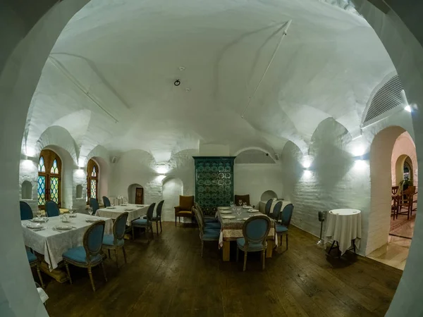 Μόσχα, Ρωσία - 31 Μαΐου 2017: Ρωσική εθνοτικές γεύση hall στο εστιατόριο Aragvi στην Μόσχα στις 31 Μαΐου 2017. Εστιατόριο ιδρύθηκε το 1930 από την ΕΣΣΔ Nkvd Υπουργός Λαβρέντι Μπέρια — Φωτογραφία Αρχείου