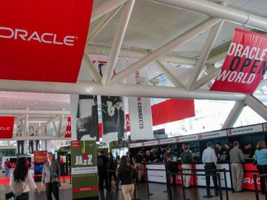 San Francisco, Ca, Amerika Birleşik Devletleri - 18 Eylül 2005: Moscone Güney Kongre Merkezi açılışı Oracle Openworld konferans 18 Eylül 2005 tarihinde San Francisco, Ca arifesinde kayıt masasında