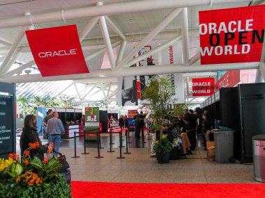 San Francisco, Ca, Amerika Birleşik Devletleri - 18 Eylül 2005: Moscone Güney Kongre Merkezi açılışı Oracle Openworld konferans 18 Eylül 2005 tarihinde San Francisco, Ca arifesinde kayıt masasında