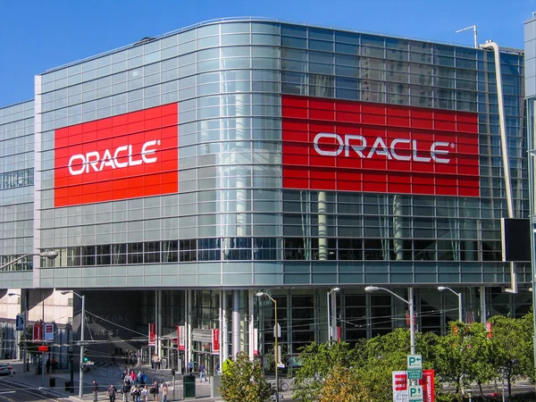 SAN FRANCISCO, CA, USA - SEPT 18, 2005: Attendees of Oracle Open World conference go to  Moscone Center on Sept 18, 2005 in San Francisco, CA, USA — Stock Photo, Image