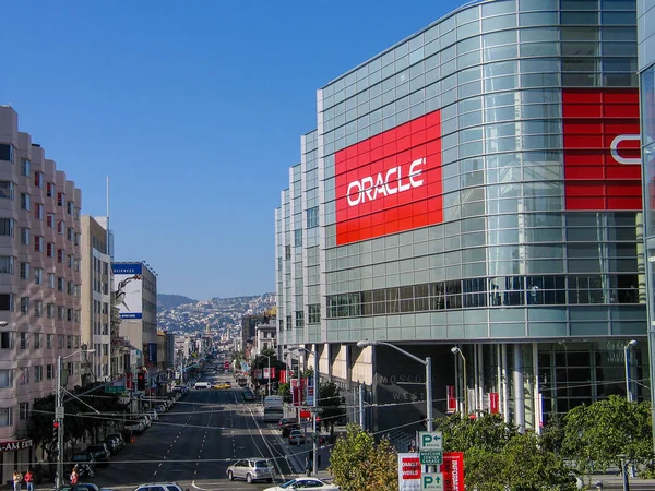 SAN FRANCISCO, CA, EE.UU. - 18 DE SEPTIEMBRE DE 2005: Los asistentes a la conferencia Oracle Open World van al Moscone Center el 18 de septiembre de 2005 en San Francisco, CA, EE.UU. — Foto de Stock