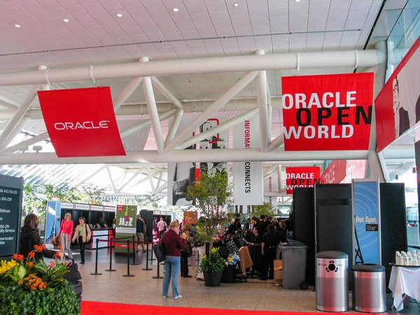 SAN FRANCISCO, CA, EE.UU. - 18 DE SEPTIEMBRE DE 2005: Oficina de registro en el centro de convenciones Moscone South en la víspera de la apertura de la conferencia Oracle OpenWorld el 18 de septiembre de 2005 en San Francisco, CA — Foto de Stock