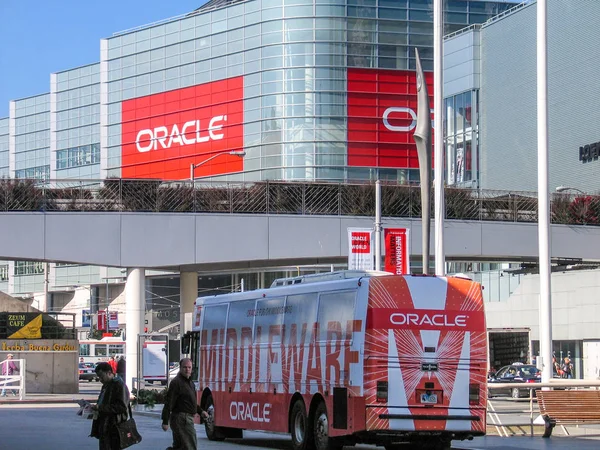 SAN FRANCISCO, CA, USA - SEPT 18, 2005: Attendees of Oracle Open World conference go to  Moscone Center on Sept 18, 2005 in San Francisco, CA, USA — Stock Photo, Image