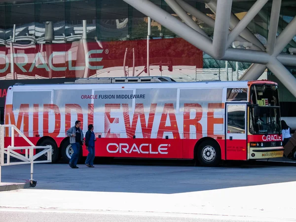 SAN FRANCISCO, CA, USA - SEPT 18, 2005: Bus untuk peserta transportasi konferensi Oracle OpenWorld di Moscone Center, San Francisco pada 18 September 2005 — Stok Foto
