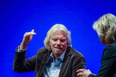 Frankfurt, Almanya - 17 Mayıs 2010: Richard Branson, kurucu ve Başkan Virgin grubu onun keynote vasıl Sapphire Konferansı Sap Sap moderatör cevap, May 17, 2010 şirket