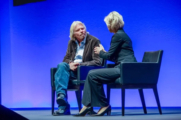 FRANKFURT, ALEMANIA - 17 DE MAYO DE 2010: Richard Branson, fundador y presidente de Virgin Group, responde al moderador de SAP en su discurso de apertura en la conferencia SAPPHIRE de la compañía SAP 17 DE MAYO DE 2010 — Foto de Stock