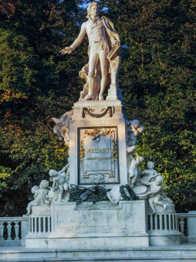 Vienna, Avusturya - 15 Ekim 2005: Heykel Wolfgang Amadeus Avusturyalı heykeltraş Victor Tilgner genel Burggarten Park Viyana'da tarafından 15 Ekim 2005 tarihinde yapılan Mozart