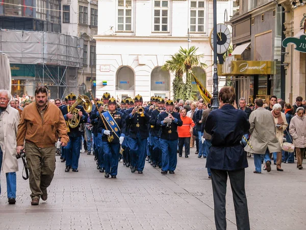 VIENNA, AUSTRIA - OCTOBER 15, 2005: Military brass orchestra plays at street in Vienna on October 15, 2005 — Stock Photo, Image