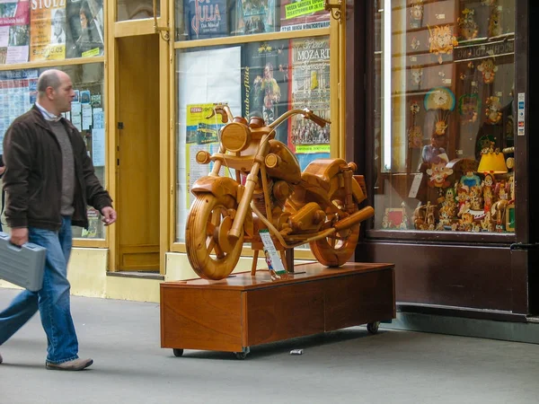 VIENNE, AUTRICHE - 15 OCTOBRE 2005 : Moto en bois située dans un magasin de jouets pour attirer des acheteurs à Vienne le 15 octobre 2005 — Photo