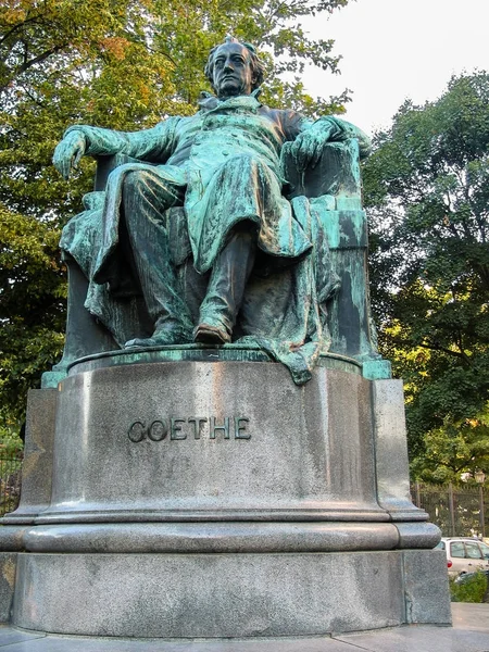Відень, Австрія - 15 жовтня 2005 року: Статуя німецький письменник і поет Йоганн Вольфганг Гете у Відні 15 жовтня 2005 року — стокове фото