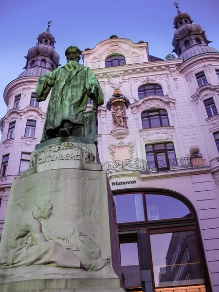 VIENNA, ÁUSTRIA - OUTUBRO 15, 2005: Estátua de Johannes Gutenberg feita por Jerzy Plecnik e Othmar Shimkovitz em Viena em 15 de outubro de 2005 — Fotografia de Stock