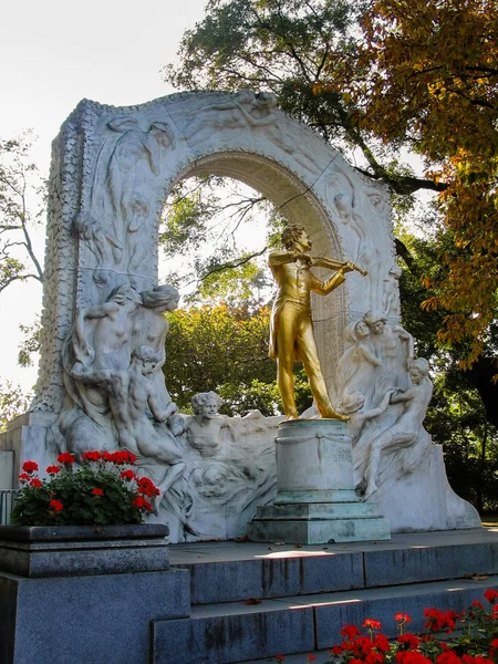 Vienna, Oostenrijk - 15 oktober 2005: Vergulde standbeeld van Oostenrijkse componist Johann Strauss in stadtpark in Wenen op 15 oktober 2005 — Stockfoto