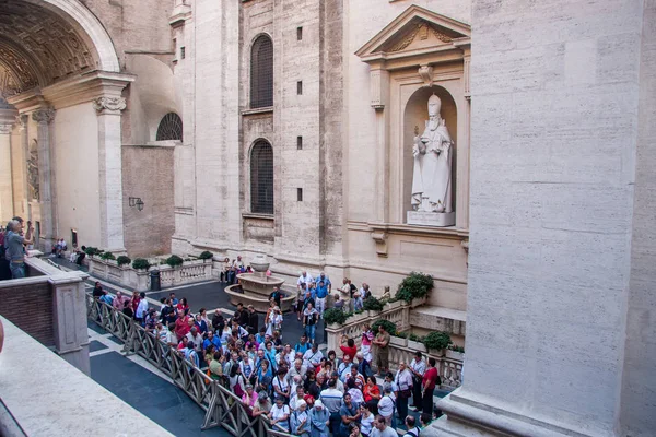 VATICANO, ROMA, ITALIA - 7 DE SEPTIEMBRE DE 2008: Largas colas de turistas se alojan para visitar y ver la Basílica de San Pedro en el Vaticano, Roma, Italia el 7 de septiembre de 2008 —  Fotos de Stock