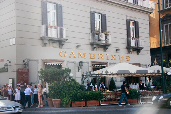 NAPLES, ITALIA - 9 DE SEPTIEMBRE DE 2008: La gente se queda en la vieja cafetería Gambrinus en Piazza Trieste e Trento en Nápoles, ITALIA el 9 de septiembre de 2008. Gambrinus fue fundada en 1860 . — Foto de Stock