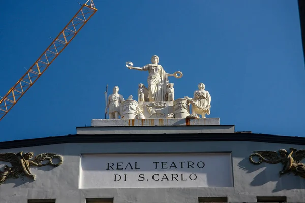 Naples, Italië - 9 Sept 2008: Beeld op het dak van Real Teatro di San Carlo (Royal Theater van St. Charles) in Napels, Italië op 9 september 2008. Het is het oudste huis van de opera in Europa — Stockfoto