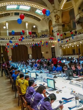 Prag, Çek Cumhuriyeti - 31 Mart 2004: Öğrenciler görevler International Collegiate programlama yarışmasında Obecni Dum konser salonunda Prag, Çek Cumhuriyeti için 31 Mart 2004 tarihinde çözmek.