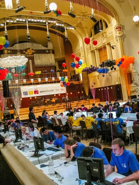 Praha, Česká republika - 31. března 2004: Studenti řeší úkoly na International Collegiate Programming Contest v koncertním sále Obecní dům v Praze, Česká republika 31. března 2004 — Stock fotografie