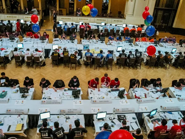 PRAGUE, CZECH REPUBLIC - MARCH 31, 2004: Students solve tasks at International Collegiate Programming Contest in Obecni Dum concert hall in Prague, Czech Republic on March 31, 2004 — Stock Photo, Image