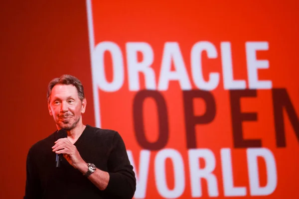 SAN FRANCISCO, CA, USA - SEPT 22, 2013: CEO of Oracle Larry Ellison makes his speech at Oracle OpenWorld conference in Moscone center on Sept 22, 2013 — Stock Photo, Image