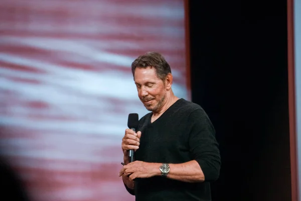 SAN FRANCISCO, CA, USA - SEPT 22, 2013: CEO of Oracle Larry Ellison makes his speech at Oracle OpenWorld conference in Moscone center on Sept 22, 2013 — Stock Photo, Image