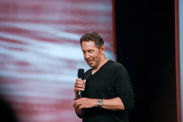 SAN FRANCISCO, CA, USA - SEPT 22, 2013: CEO Oracle Larry Ellison berpidato di Oracle OpenWorld conference di Moscone center pada 22 September 2013 — Stok Foto