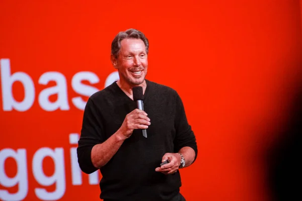 SAN FRANCISCO, CA, EE.UU. - 22 DE SEPTIEMBRE DE 2013: El CEO de Oracle Larry Ellison pronuncia su discurso en la conferencia Oracle OpenWorld en el centro de Moscone el 22 de septiembre de 2013 — Foto de Stock