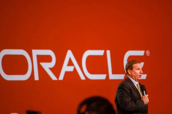 SAN FRANCISCO, CA, USA - SEPT 23, 2013: Oracle president Mark Hurd makes speech at Oracle OpenWorld conference in Moscone center on Sept 23, 2013. — Stock Photo, Image