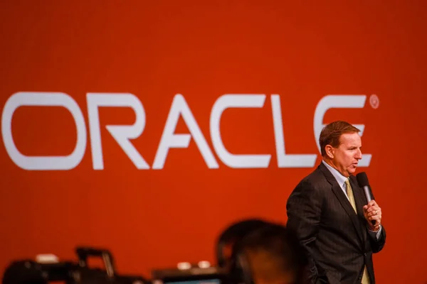 SAN FRANCISCO, CA, USA - SEPT 23, 2013: Oracle president Mark Hurd makes speech at Oracle OpenWorld conference in Moscone center on Sept 23, 2013. — Stock Photo, Image