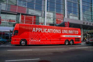 San Francisco, Ca, Amerika Birleşik Devletleri - 13 Kasım 2007: Otobüs katılımcı Oracle Openworld konferans ulaşım şehir San Francisco sokak, üzerinde 13 Kasım 2007 için