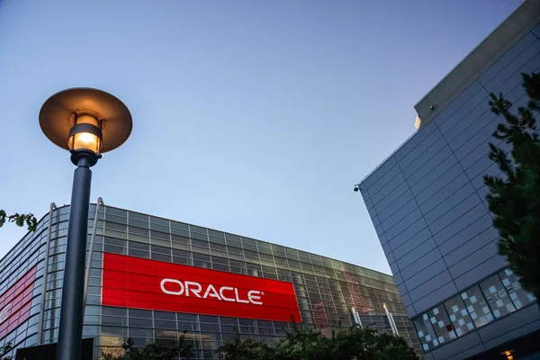 SAN FRANCISCO, CA, USA - 13 NOV 2007: Il Moscone Center inizia la mattina presto alla vigilia della conferenza Oracle Open World il 13 novembre 2007 a San Francisco, CA, USA — Foto Stock