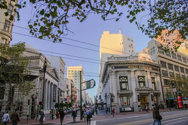 SAN FRANCISCO, CA, Estados Unidos - 13 de noviembre de 2007: La gente va al banco Wells Fargo en Market Street en el distrito financiero el 13 de noviembre de 2007 en San Francisco, CA, Estados Unidos — Foto de Stock