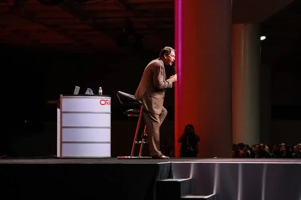 SAN FRANCISCO, CA, USA - NOV 14, 2007: CEO of Oracle Larry Ellison makes his speech at Oracle OpenWorld conference in Moscone center on Nov 14, 2007 — Stock Photo, Image