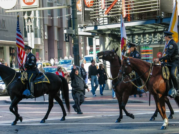 SAN FRANCISCO, CA, USA - NOV 11, 2007: Police officers ride on horseback at Green Party parade on Market street on Nov 11, 2007 in San Francisco, CA, USA — Stock Photo, Image