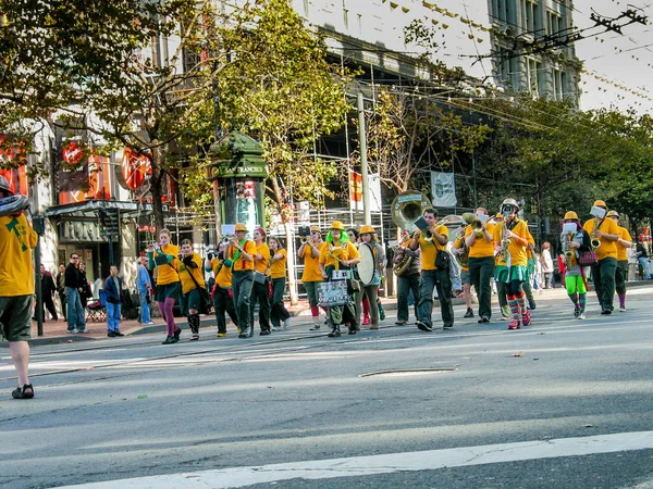 SAN FRANCISCO, CA, Estados Unidos - 11 de noviembre de 2007: Marcha de la orquesta de bronce en el desfile del Partido Verde en la calle Market el 11 de noviembre de 2007 en San Francisco, CA, Estados Unidos —  Fotos de Stock