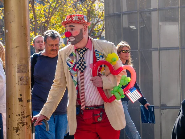 SAN FRANCISCO, CA, USA -  NOV 12, 2007: A unidentified man dressed clown amuse people near cable car route terminal at Powell street on Nov 12, 2007 in San Francisco. — Stock Photo, Image