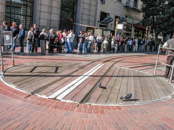 San Francisco, Ca, Verenigde Staten - 12 Nov 2007: Mensen in lijn in de buurt van railway draaitafel voor kabelbanen op Powell street op 12 Nov 2007 in San Francisco. Deze mechanische openbaar vervoer is in dienst sinds 1873 — Stockfoto