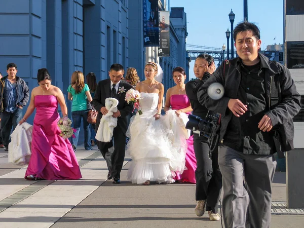SAN FRANCISCO, CA, USA - 12 NOV 2007 : Heureux couple de mariés chinois et invités marchent le long de l'Embarcadero le 12 novembre 2007 à San Francisco — Photo