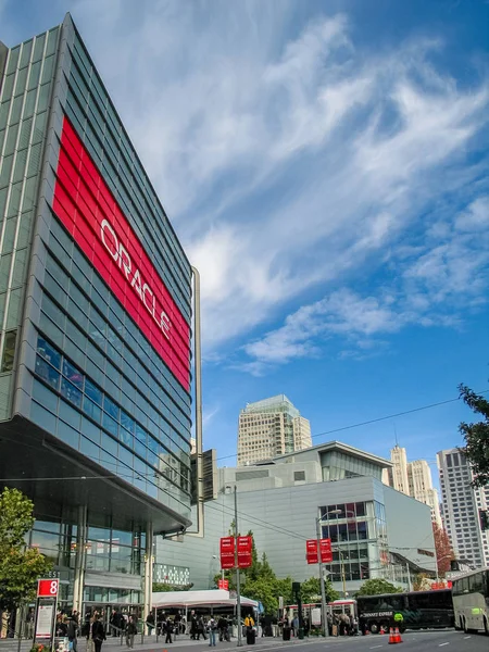 SAN FRANCISCO, CA, EE.UU. - 12 NOV 2007: Los asistentes a la conferencia Oracle Open World van al Moscone Center el 12 de noviembre de 2007 en San Francisco, CA, EE.UU. —  Fotos de Stock