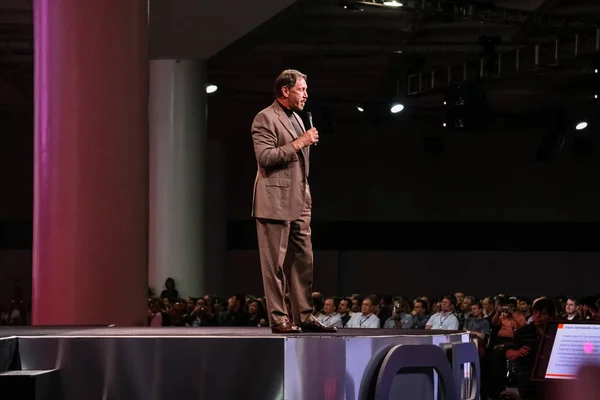 SAN FRANCISCO, CA, USA - NOV 14, 2007: CEO of Oracle Larry Ellison makes his speech at Oracle OpenWorld conference in Moscone center on Nov 14, 2007 — Stock Photo, Image