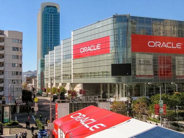 SAN FRANCISCO, CA, EUA - NOV 11, 2007: Participantes da conferência Oracle Open World vão ao Moscone Center em 11 de novembro de 2007 em São Francisco, CA, EUA — Fotografia de Stock