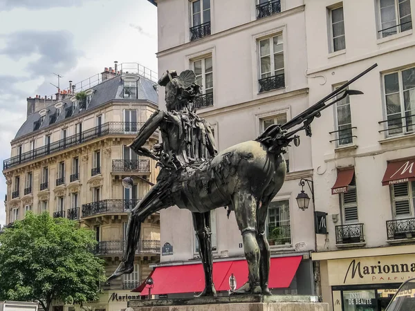 Paris, Franciaország-május 29, 2006: szecessziós szobor a Centaur által létrehozott francia művész Cesar Baldaccini a sarkokban a Rue de Sevres és Rue du Cherche-Midi május 29-én, 2006 Párizsban, Franciaországban — Stock Fotó