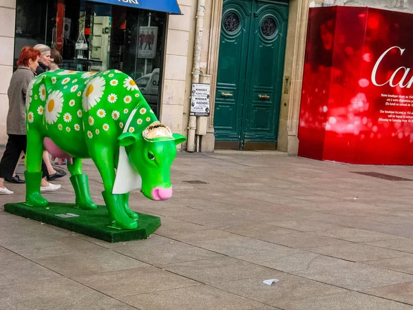 PARIS, FRANCE - 29 MAI 2006 : Sculpture de vache colorée installée sur la chaussée le 29 mai 2006 à Paris, France — Photo