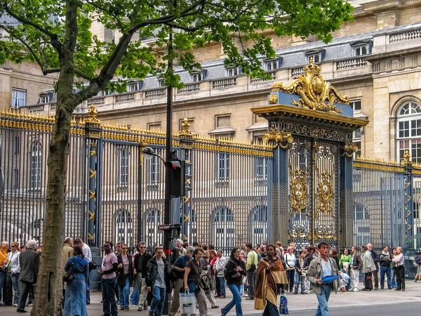 PARIS, FRANCE - MAY 29, 2006: Tourists stay in queue in front of Palais de Justice on May 29, 2006 in Paris, France — Stock Photo, Image