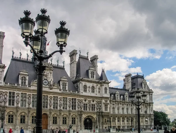 PARÍS, FRANCIA - 29 DE MAYO DE 2006: Detalles de la arquitectura del diseño del histórico edificio del ayuntamiento Hotel de Ville el 29 de mayo de 2006 en París, Francia — Foto de Stock