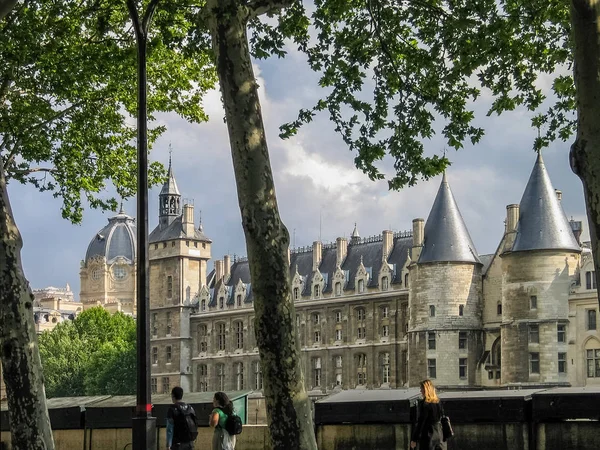 Paris, Frankrike-29 maj, 2006: människor går längs Seine flod stranden nära Palace Conciergerie den 29 maj, 2006 i Paris, Frankrike — Stockfoto