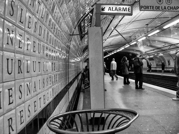 ПАРИЖ, ФРАНЦИЯ - 30 мая 2006 года: Люди ждут поезда метро на станции метро Concorde 30 мая 2006 года в Париже, Франция — стоковое фото