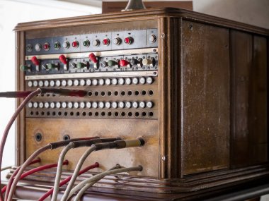 Moskova, Rusya - 20 Mart 2018: Eski eski otel anahtarı Kungliga Telegrafverkets yirmi telefon Tarihi Müzesi 20 Mart 2018 üzerinde Moskova, Rusya sergiler