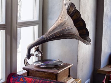 Moskova, Rusya - 20 Mart 2018: Moskova, Rusya üzerinde 20 Mart 2018 telefon Tarihi Müzesi olarak Retro eski gramofon sergiler